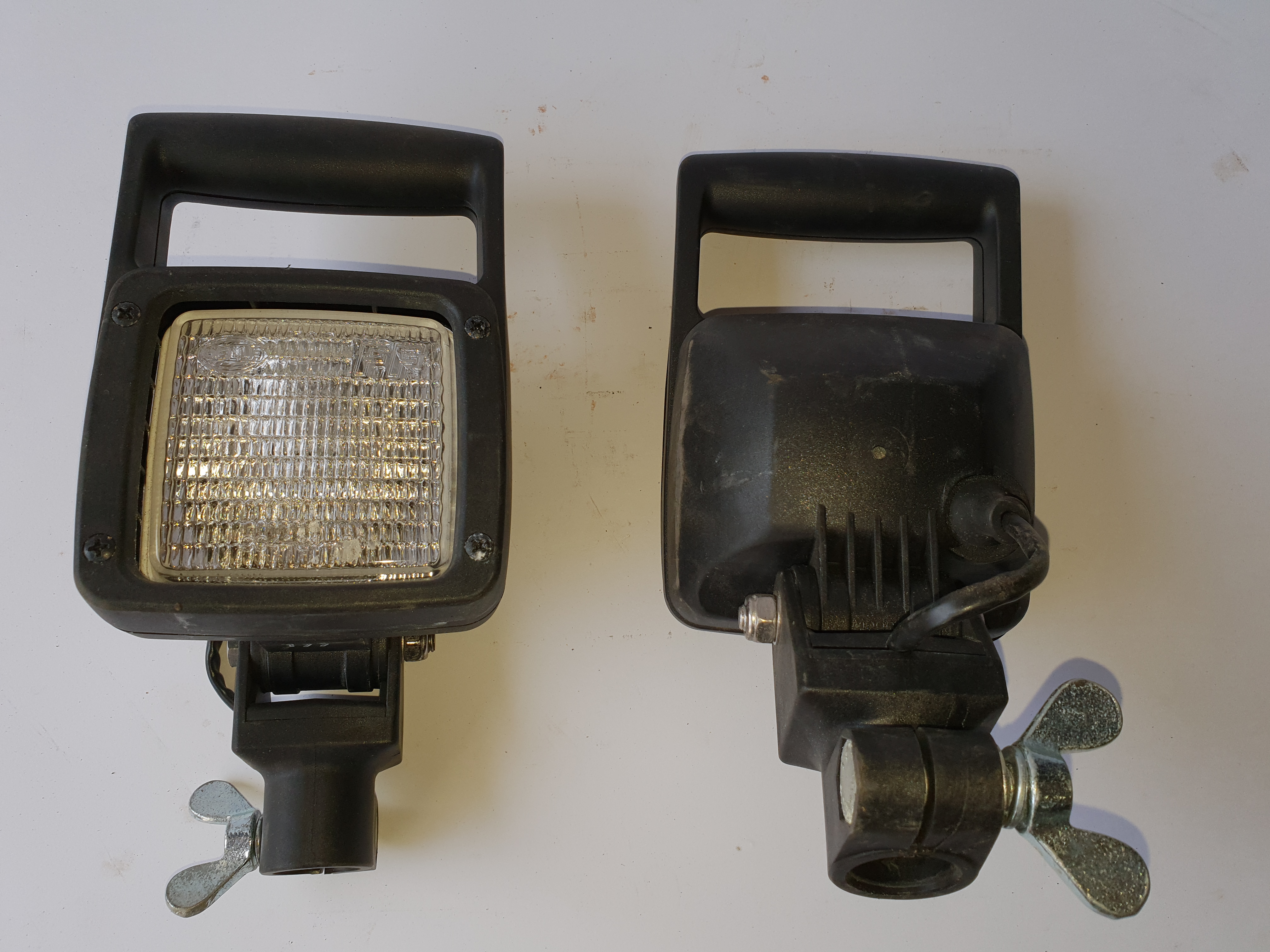 Малая рабочая фара с быстродействующим крепежным узлом 2085099 Малая рабочая фара с быстродействующим крепежным узлом 2085099